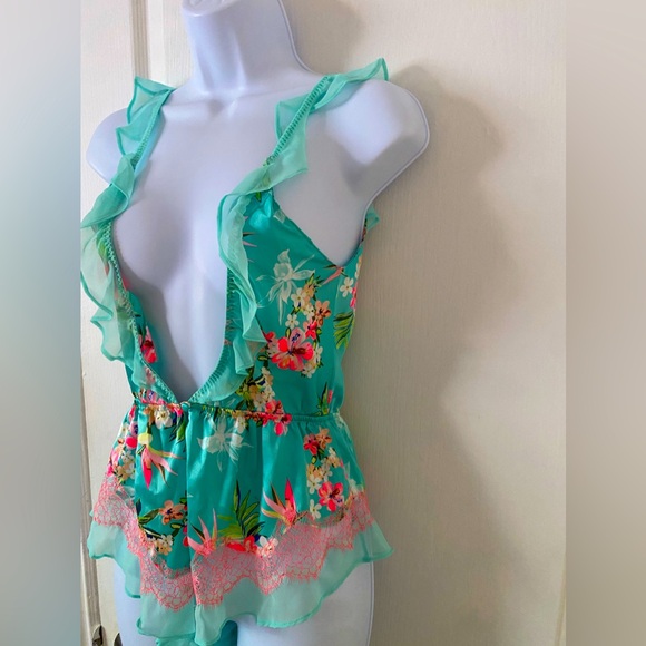 Victoria Secret Intimate sleep wear👗💚the first and last picture it's the front😉 - Picture 12 of 13